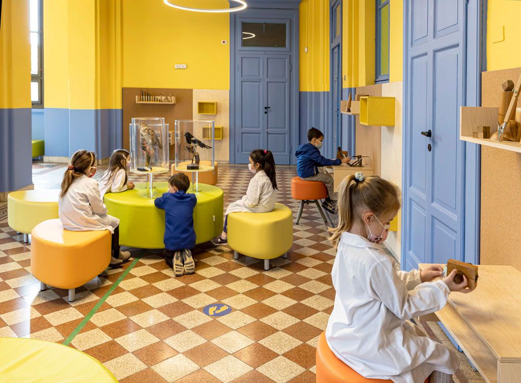 Refurbished lobby, pupils appreciating the birds and playing with the geometry teaching tools, photo by Erich Invernizzi