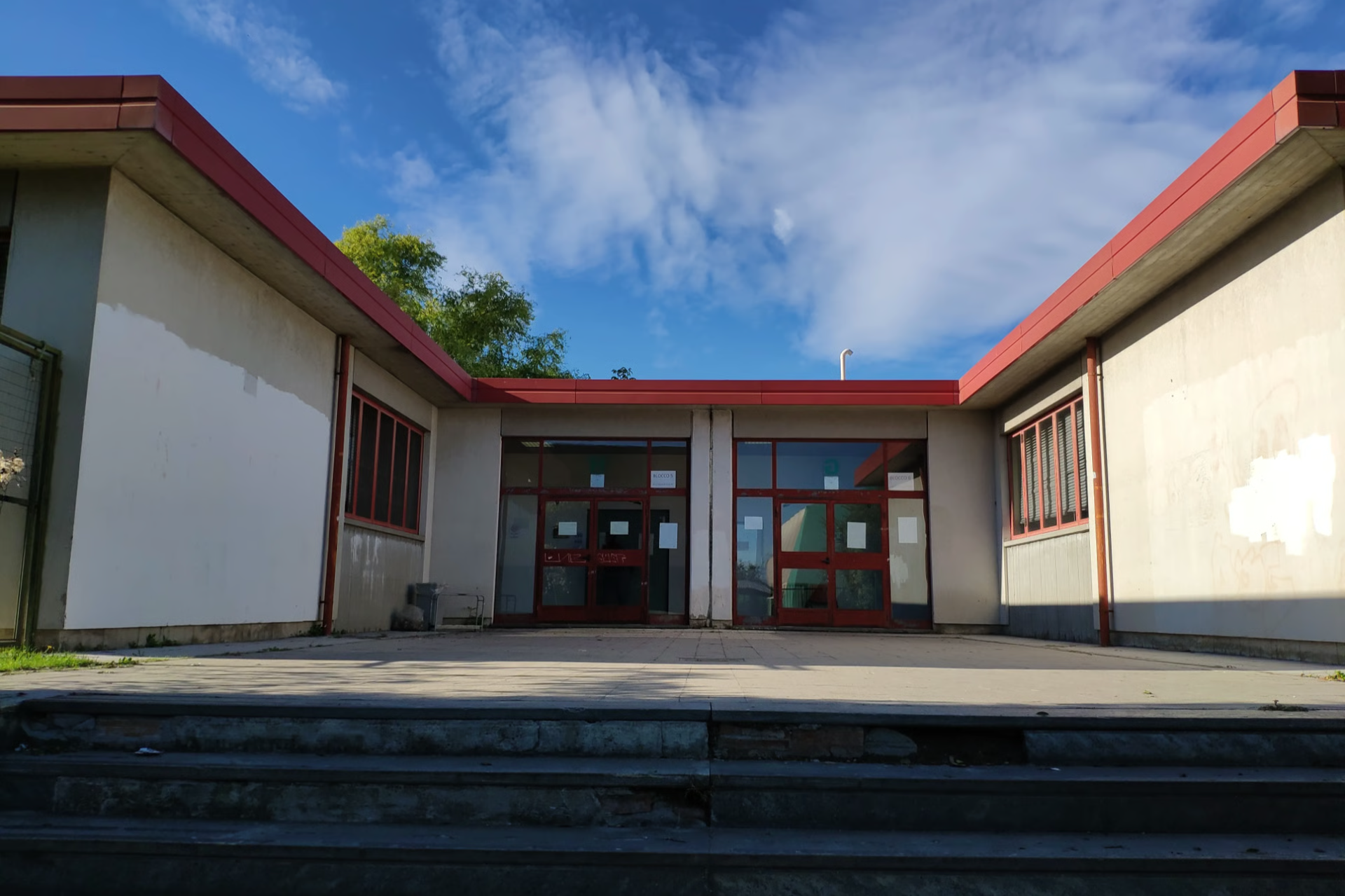 One of the entrances to Building D, status quo, photo in 2021